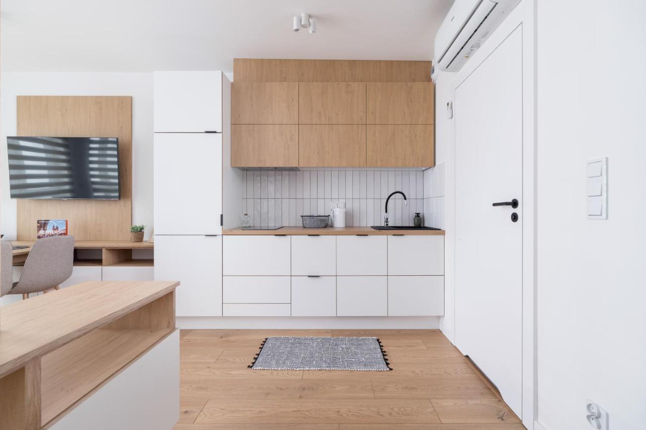 City Studio With Ac Czarnowiejska By Renters Cracovia Exterior foto